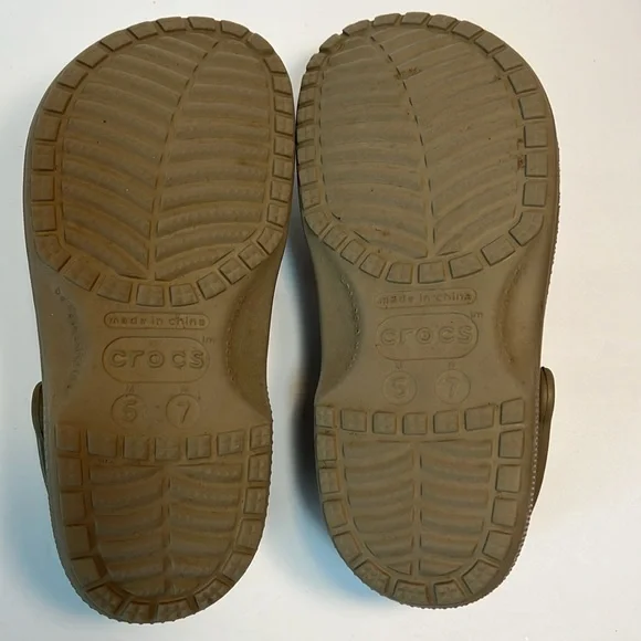 CROCS Men’s size 5 in tan Sandals - Picture 8 of 9
